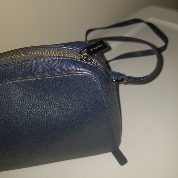 ❌ Sold ❌ Blue studded Michael Kors crossbody - Picture 6 of 7